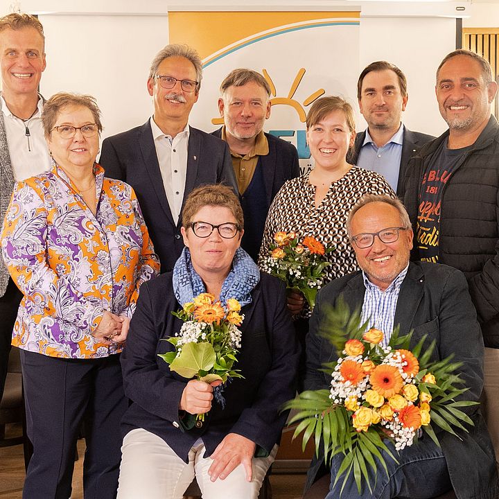 Im Bild von l. nach r.: stehend: Herbert Böll, Marion Rößler, Hans Stachel, Franz Appel, Lisa Stachel, Stefan König, Angelo Riili sitzend: Angela Mayr, Klaus Huber-Nischler